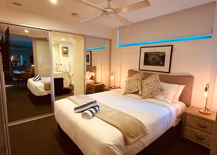 Discover Urban Bliss In Our 1-Bedroom Apartment! City Views And Cultural Gems